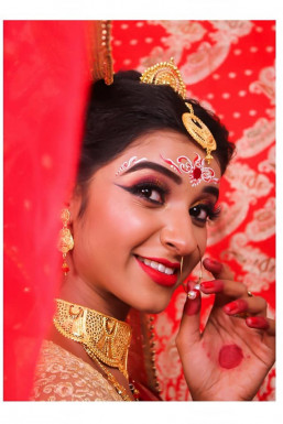 Monisa Roy - Makeup Artist in Bangalore | www.dazzlerr.com