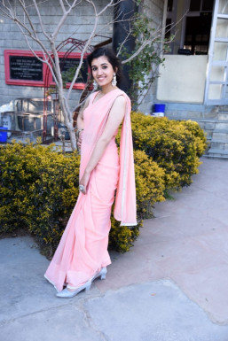 Ria Chauhan - Model in Shimla | www.dazzlerr.com