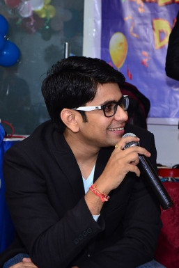 Ankesh Jain - Anchor in Delhi | www.dazzlerr.com