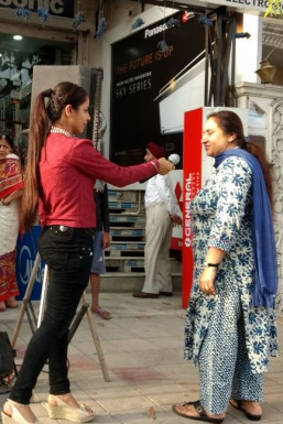 Loveleen Panjwani - Anchor in Delhi | www.dazzlerr.com