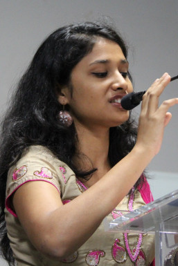 Tanishqa Gupta - Anchor in Delhi | www.dazzlerr.com