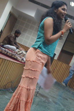 Tanishqa Gupta - Anchor in Delhi | www.dazzlerr.com