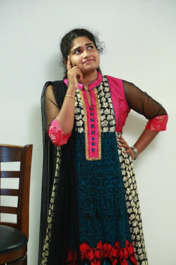 Abinaya Rangarajan - Anchor in Delhi | www.dazzlerr.com