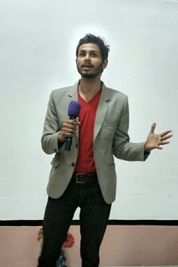 Shubham Pundeer - Anchor in Delhi | www.dazzlerr.com