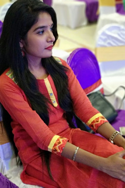 Akshaya Pathak - Anchor in Delhi | www.dazzlerr.com