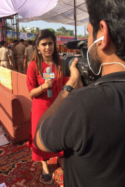 Smarika Thakre - Anchor in Delhi | www.dazzlerr.com