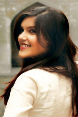 Shivangi Parmar - Anchor in Delhi | www.dazzlerr.com