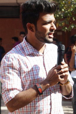 Ayush Karanwal - Anchor in Delhi | www.dazzlerr.com