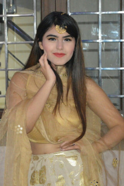 Cheshta Kapoor - Anchor in Delhi | www.dazzlerr.com