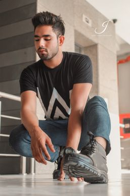Jayraj Sirsath - Photographer in Indore | www.dazzlerr.com