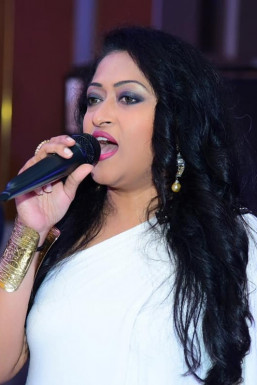 Sirin Sarkar - Anchor in Delhi | www.dazzlerr.com