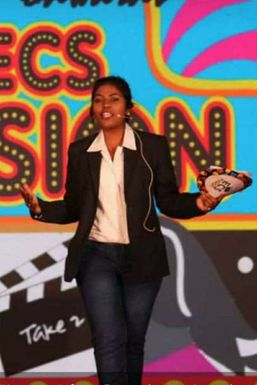 Neha Vishwakarma - Anchor in Pune | www.dazzlerr.com