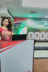 Esha Chauhan - Anchor in Delhi | www.dazzlerr.com