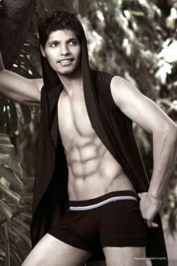 Karan Pal - Model in Delhi | www.dazzlerr.com