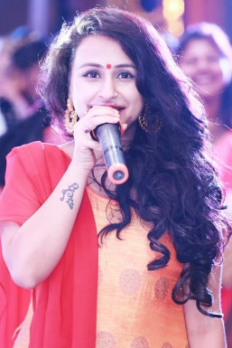 Reecha Sugandh - Anchor in  | www.dazzlerr.com