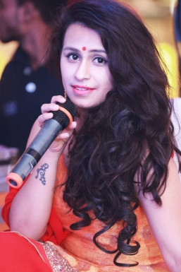 Reecha Sugandh - Anchor in  | www.dazzlerr.com