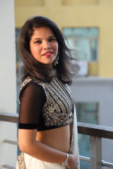 Shreya - Anchor in Delhi | www.dazzlerr.com