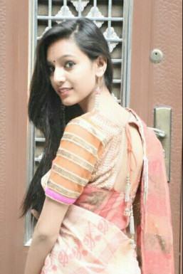 Shivani Srivastava - Anchor in Delhi | www.dazzlerr.com