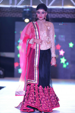 Roshi Jain - Model in Mumbai | www.dazzlerr.com