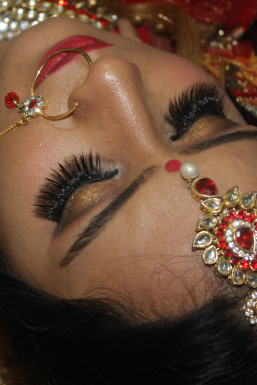 Aparna Dhaliya - Makeup Artist in Chandigarh | www.dazzlerr.com