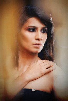 Deepti Nathe - Makeup Artist in Mumbai | www.dazzlerr.com