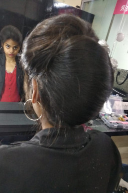 Shanu Sharma - Makeup Artist in Delhi | www.dazzlerr.com