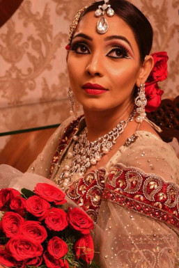 Raini Sharma - Makeup Artist in Delhi | www.dazzlerr.com