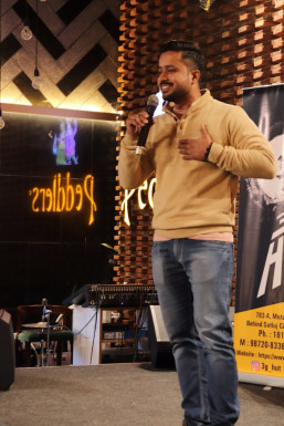 Madhav Mehandru - Comedian in Kapurthala | www.dazzlerr.com