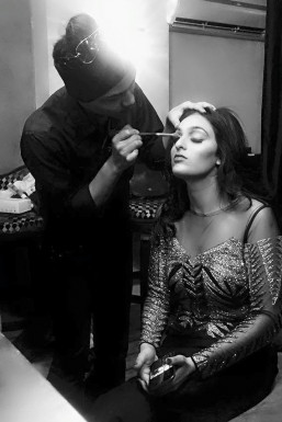 Lucky Maw\'s - Makeup Artist in Delhi | www.dazzlerr.com