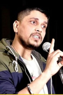 Varun Pujari - Comedian in Delhi | www.dazzlerr.com