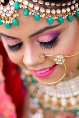 Ritu Khanna - Makeup Artist in Delhi | www.dazzlerr.com