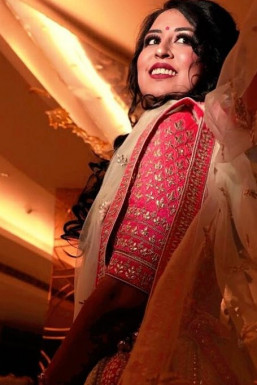 Ritu Khanna - Makeup Artist in Delhi | www.dazzlerr.com