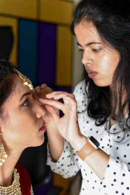 Shubhanjli Sharma - Makeup Artist in Delhi | www.dazzlerr.com