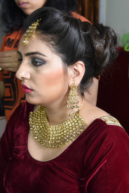 Shubhanjli Sharma - Makeup Artist in Delhi | www.dazzlerr.com