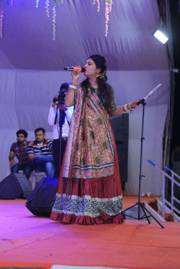 Khushboo Shah - Anchor in Navsari | www.dazzlerr.com