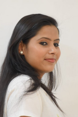 Anju Verma - Makeup Artist in Delhi | www.dazzlerr.com