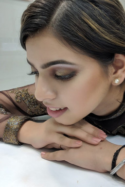 Avleen Kaur - Makeup Artist in Delhi | www.dazzlerr.com