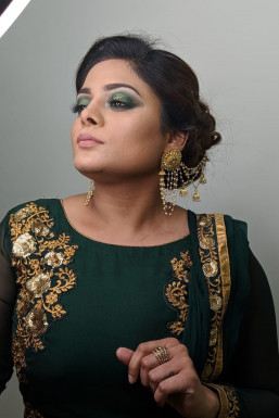 Avleen Kaur - Makeup Artist in Delhi | www.dazzlerr.com