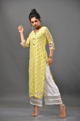 Aishwarya Adarkar - Model in Mumbai | www.dazzlerr.com