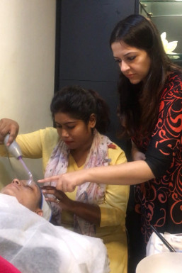 Nehaa Arora - Makeup Artist in Lucknow | www.dazzlerr.com
