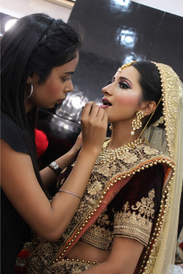 Anamika Krishna - Makeup Artist in Delhi | www.dazzlerr.com