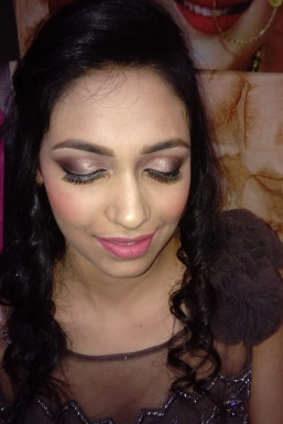 Poonam Singh - Makeup Artist in Delhi | www.dazzlerr.com