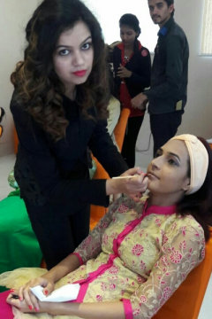 Roseleen - Stylist in Chandigarh | www.dazzlerr.com