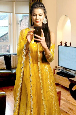 Saumya Tiwari - Actor in Mumbai | www.dazzlerr.com