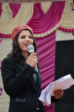 Arti Sharma - Anchor in Shimla | www.dazzlerr.com