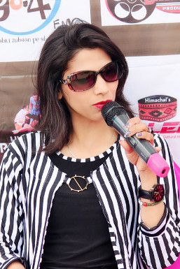 Arti Sharma - Anchor in Shimla | www.dazzlerr.com