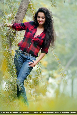 Shruti - Model in Delhi | www.dazzlerr.com