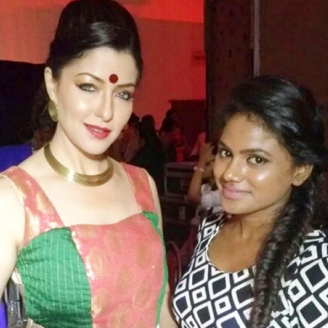 Dazzlerr - Lily Make Up Artist Trainer