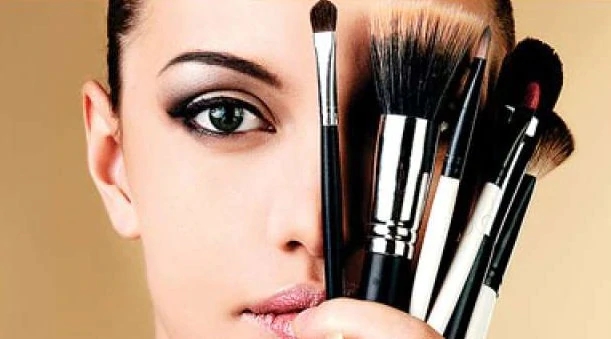 Dazzlerr - Lily Make Up Artist Trainer