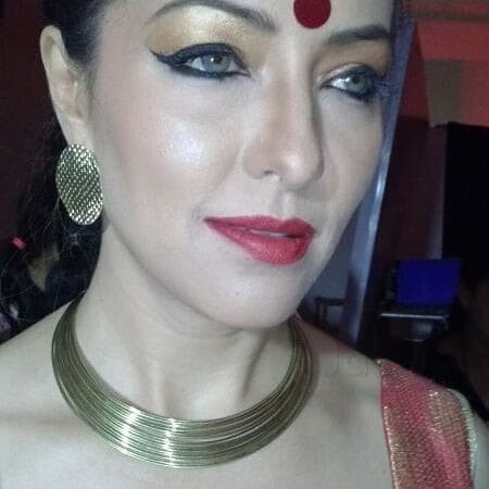 Dazzlerr - Lily Make Up Artist Trainer